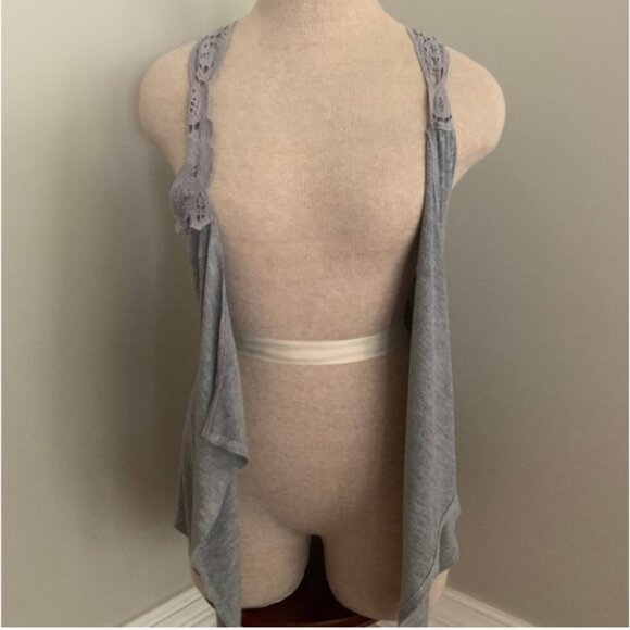 Gray Vest with lace detail - Picture 3 of 4